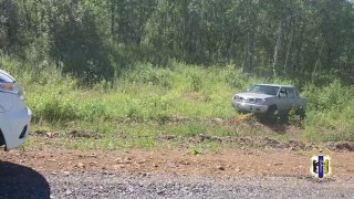 Житель Ванино застрял в яме на дороге, его спасли полицейские